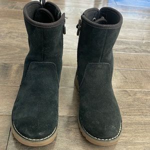 UGG kids short boot with laces